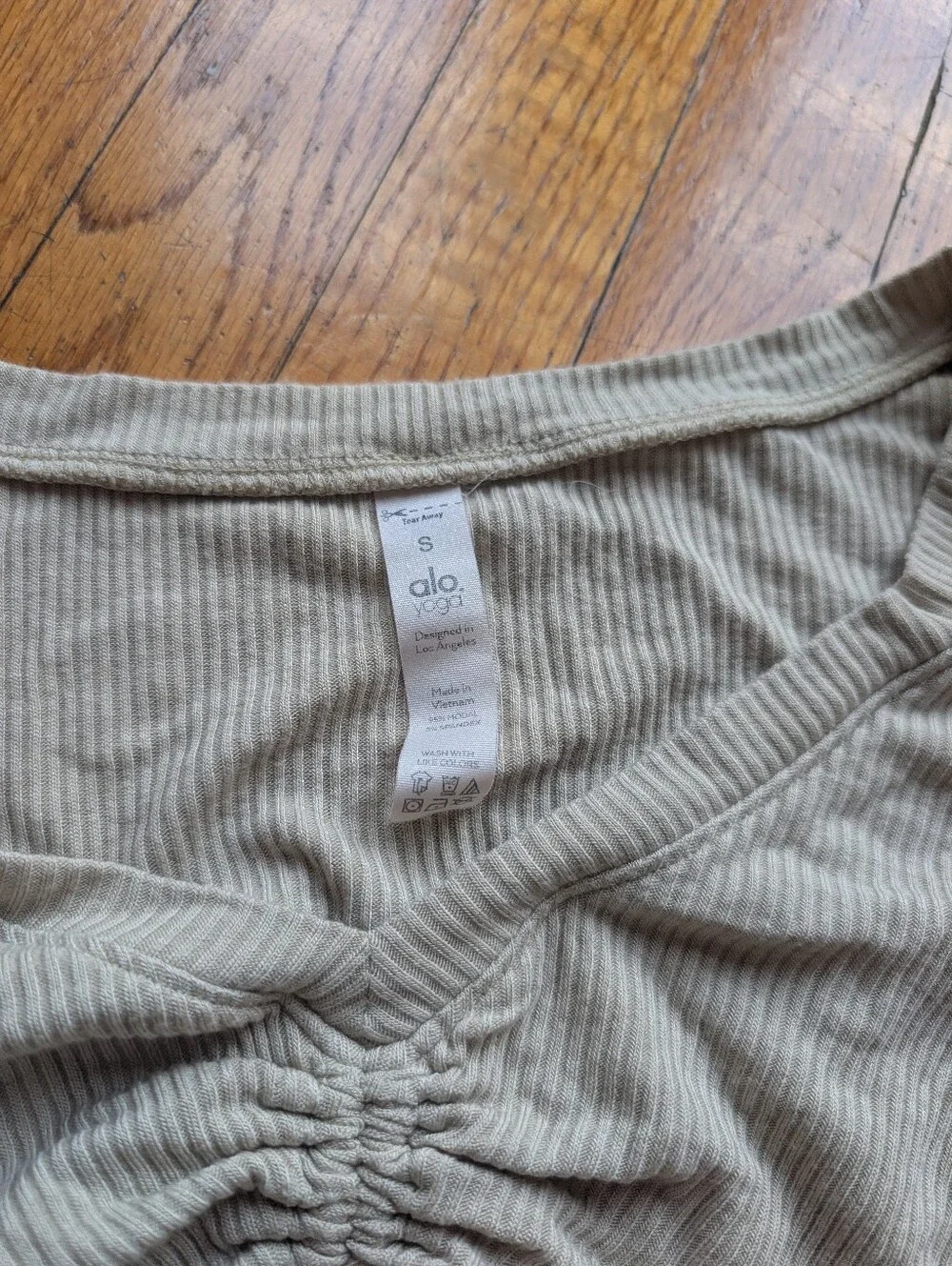 NWOT Alo Yoga Ribbed Cinch Cropped Long Sleeve Top in California Sand Size Small